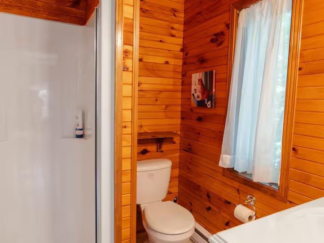 1040 OAK ROAD, Kahshe Lake