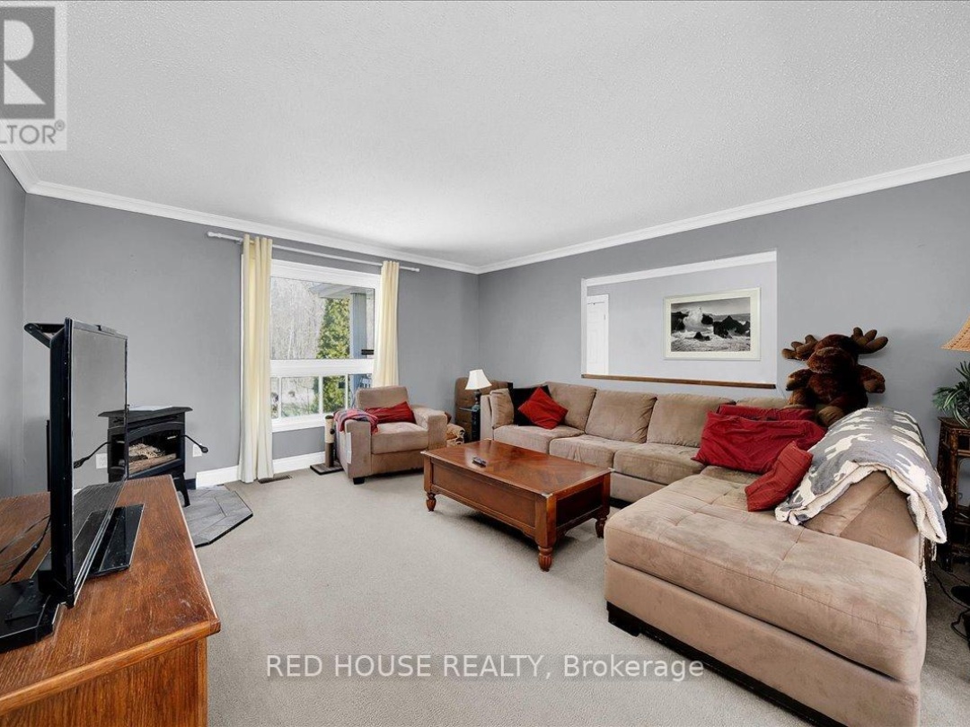 32 MCLEISH DRIVE, Young Lake