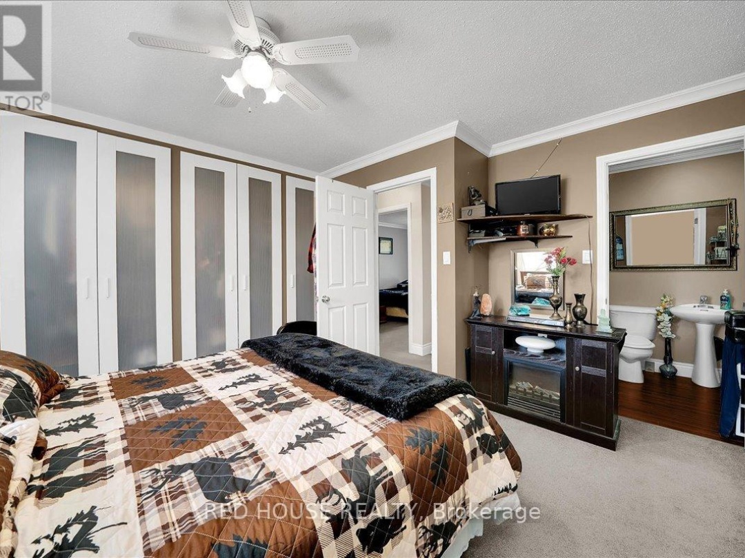 32 MCLEISH DRIVE, Young Lake