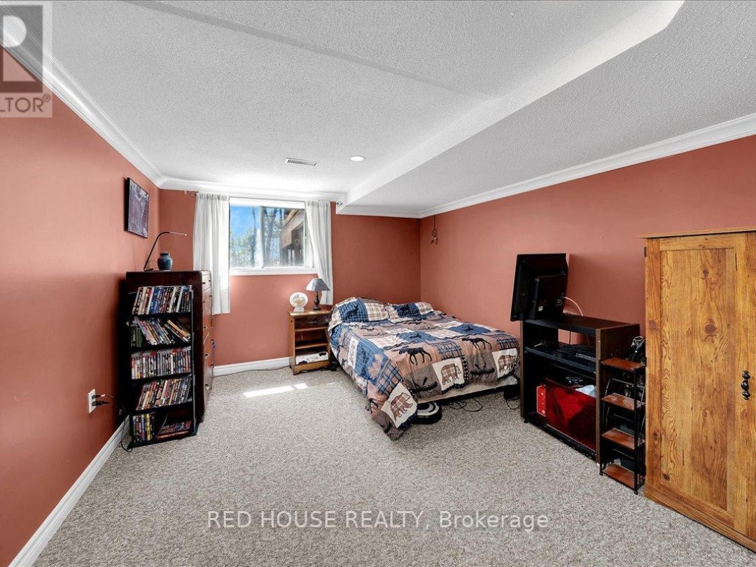 32 MCLEISH DRIVE, Young Lake