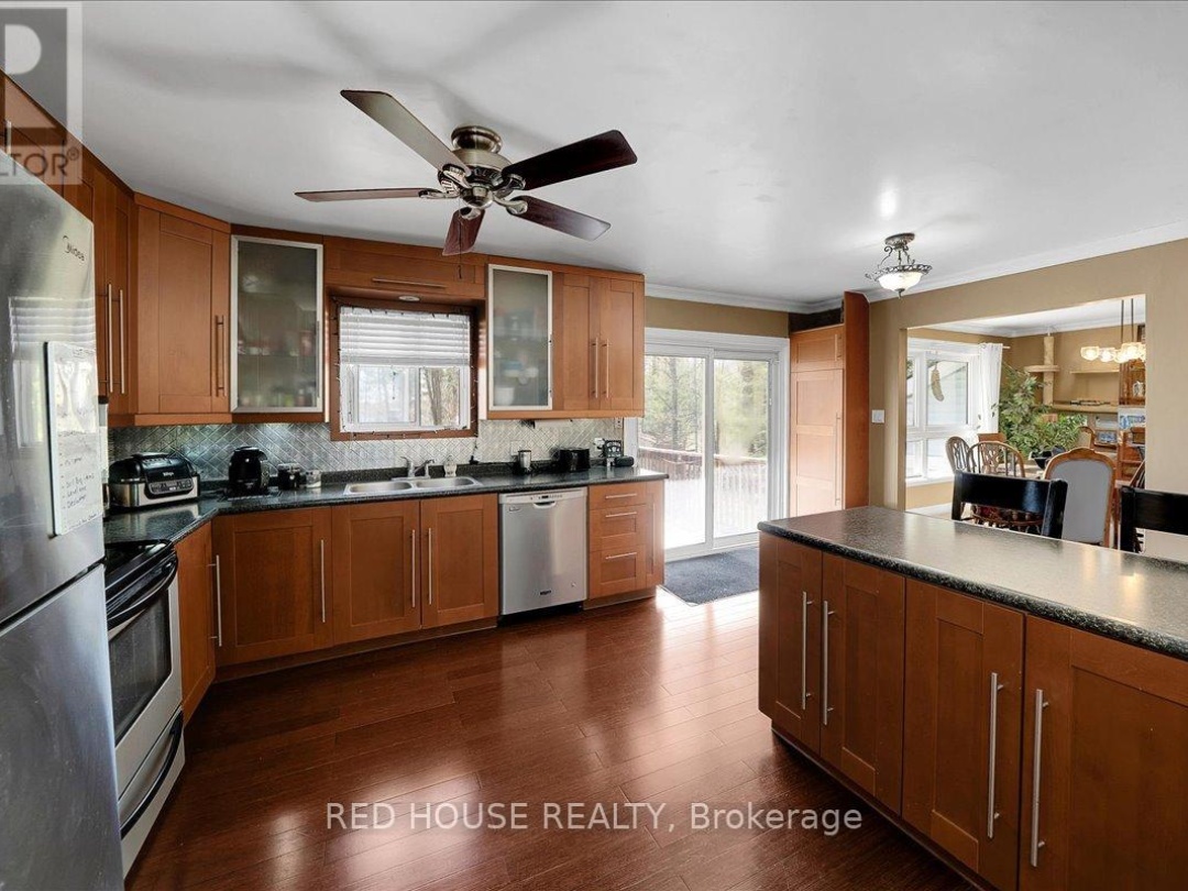 32 MCLEISH DRIVE, Young Lake