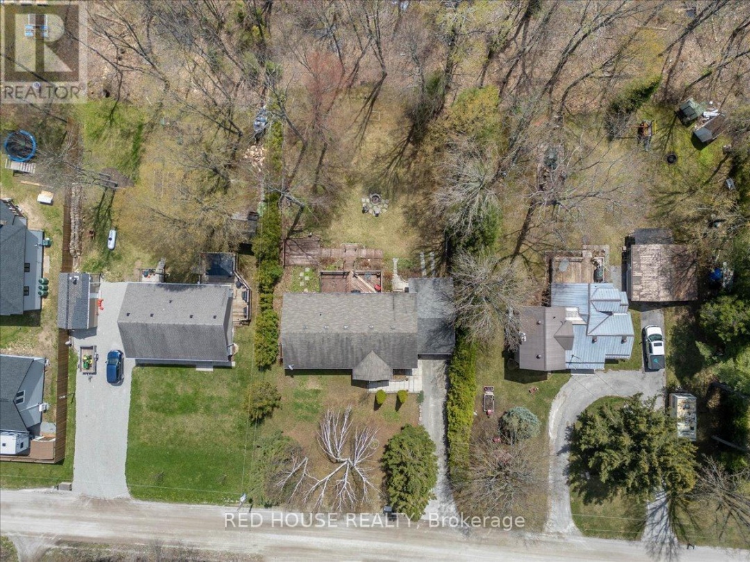 32 MCLEISH DRIVE, Young Lake