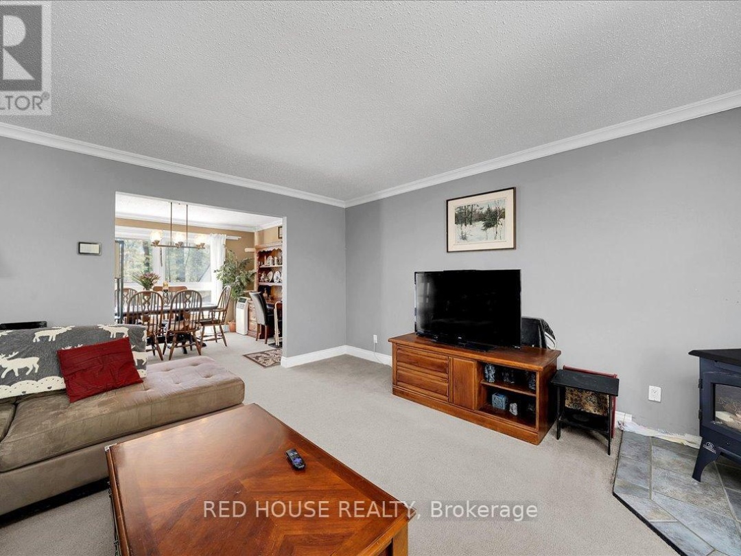 32 MCLEISH DRIVE, Young Lake