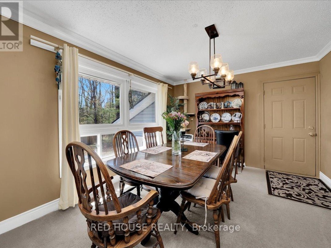 32 MCLEISH DRIVE, Young Lake