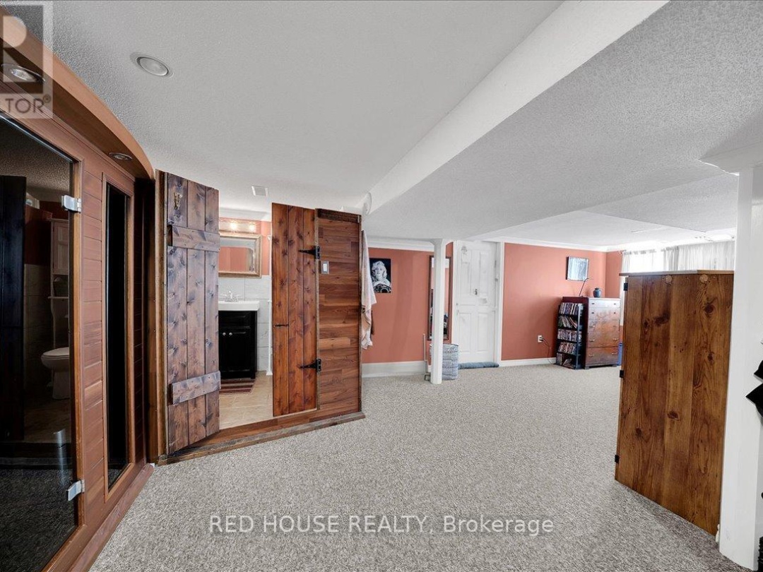 32 MCLEISH DRIVE, Young Lake
