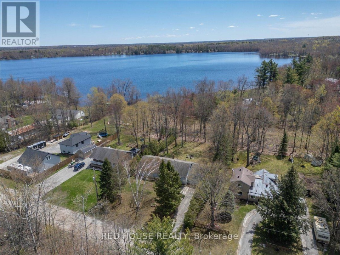 32 MCLEISH DRIVE, Young Lake