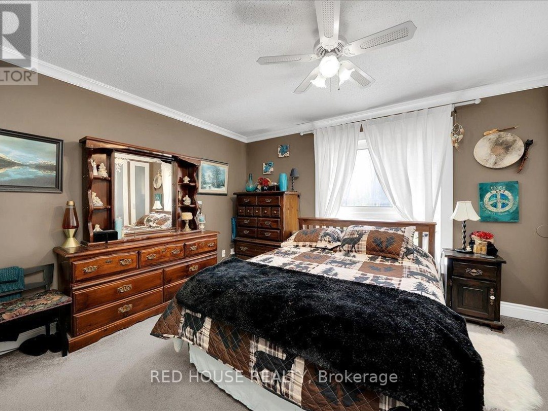 32 MCLEISH DRIVE, Young Lake
