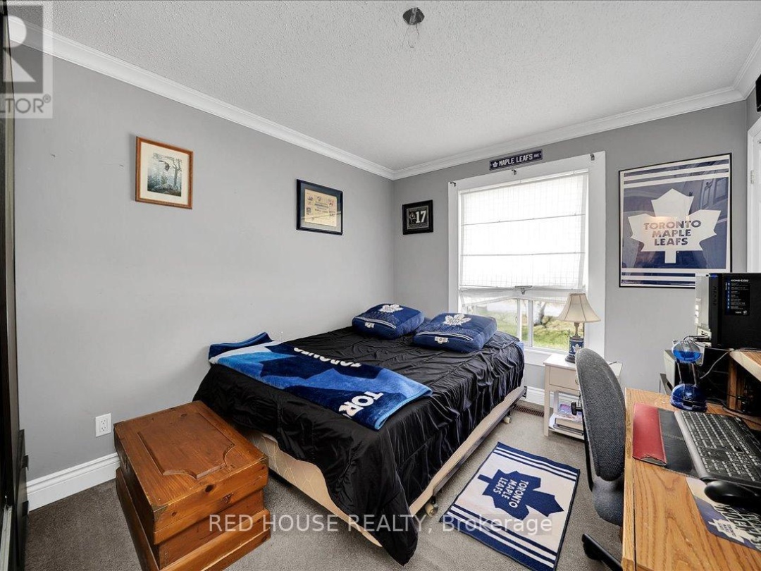 32 MCLEISH DRIVE, Young Lake