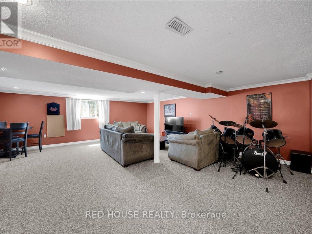 32 MCLEISH DRIVE, Young Lake