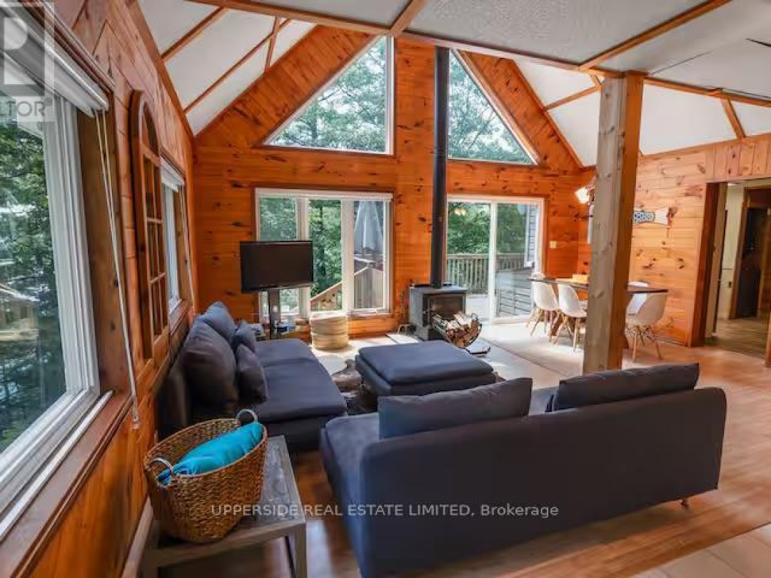 1040 OAK ROAD, Kahshe Lake