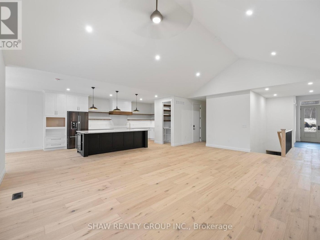 33 GLEN EAGLE COURT, 