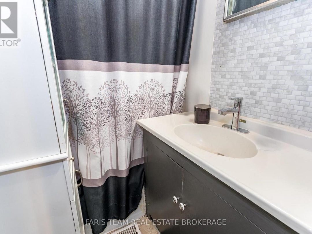 3425 CORONATION AVENUE, Severn (West Shore)