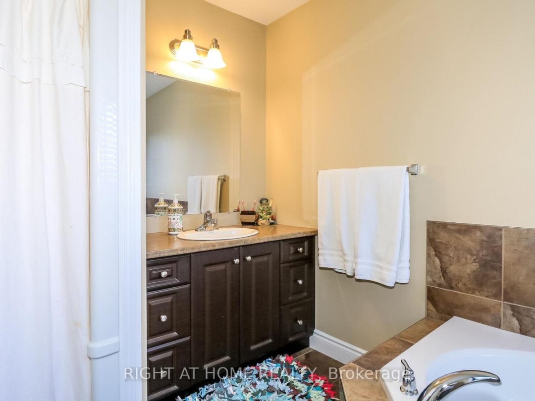 28 HUNTER AVENUE, Tay (Victoria Harbour)