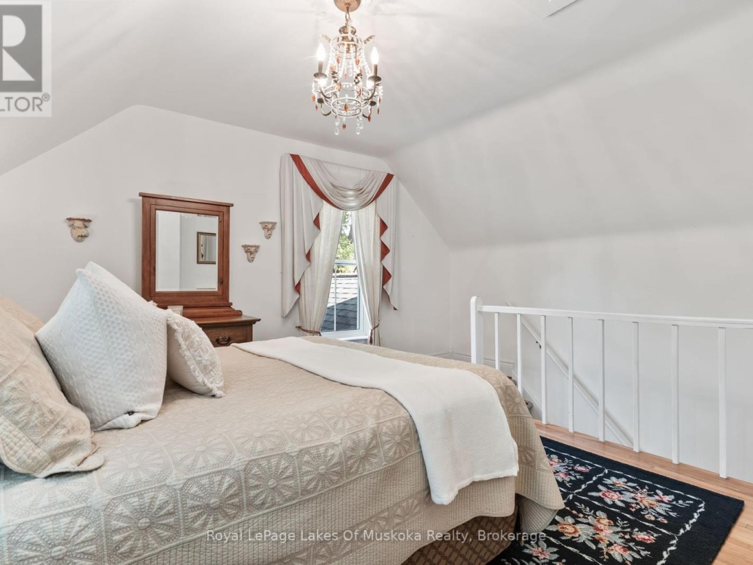229 FRASERBURG ROAD, Bracebridge (Macaulay)