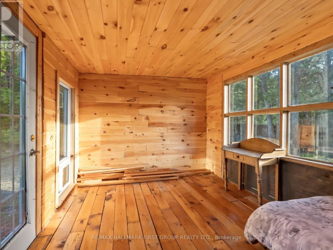 402 STEENBURG LAKE ROAD S, 