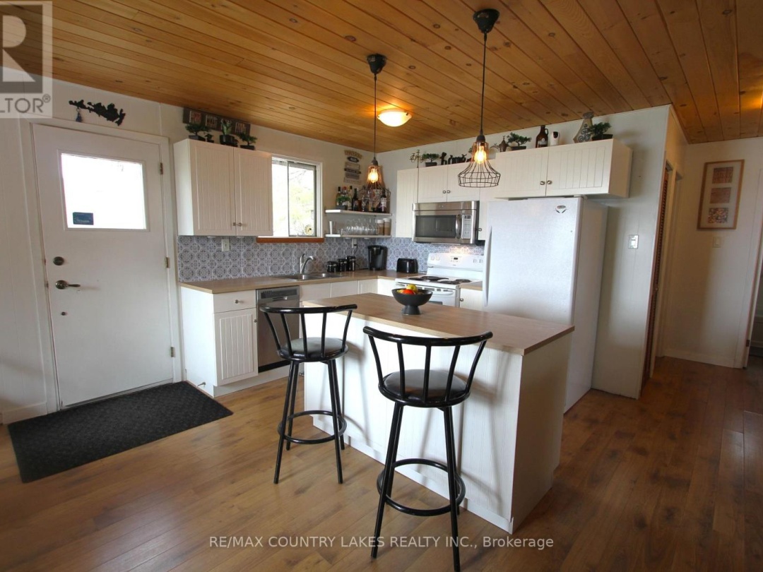 31 HILLCREST AVENUE, Mitchell Lake