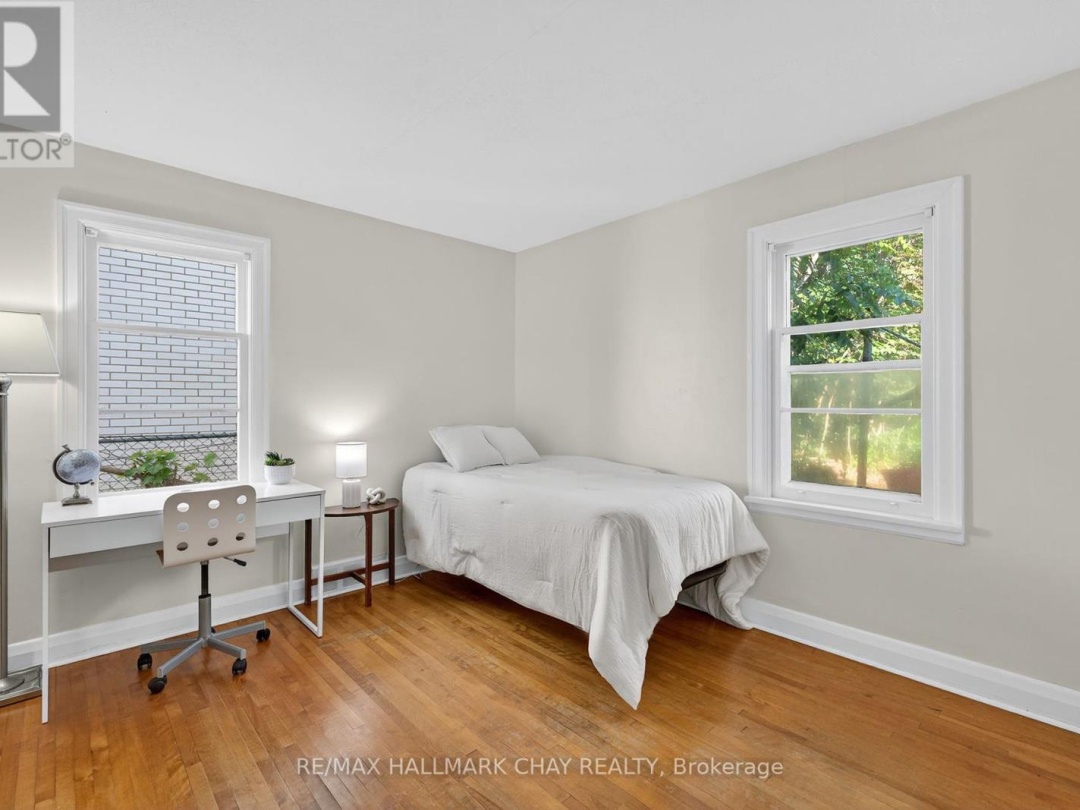 18 NORTH STREET E, 