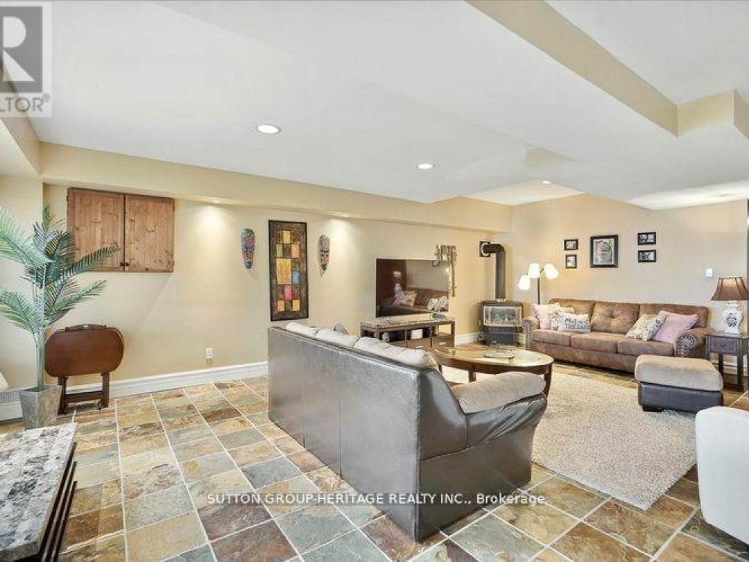 400 FRONT STREET W, Sturgeon Lake