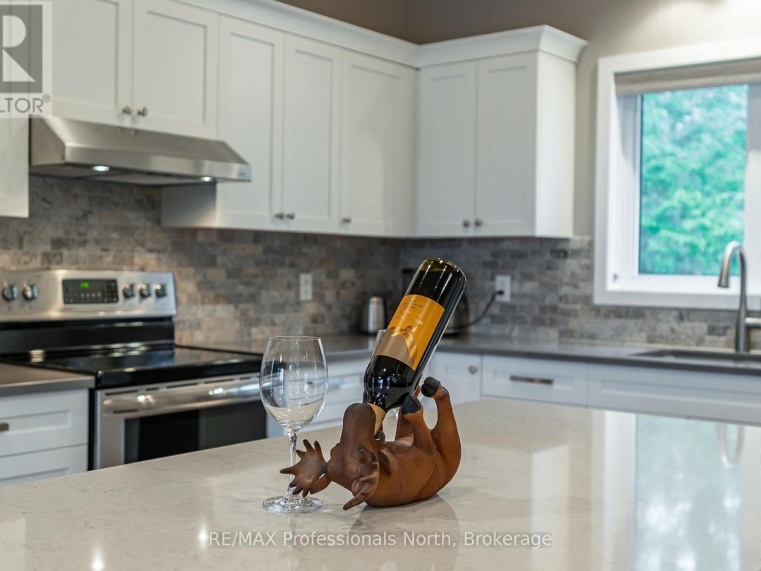 5997 KENNISIS LAKE ROAD, Kennisis Lake