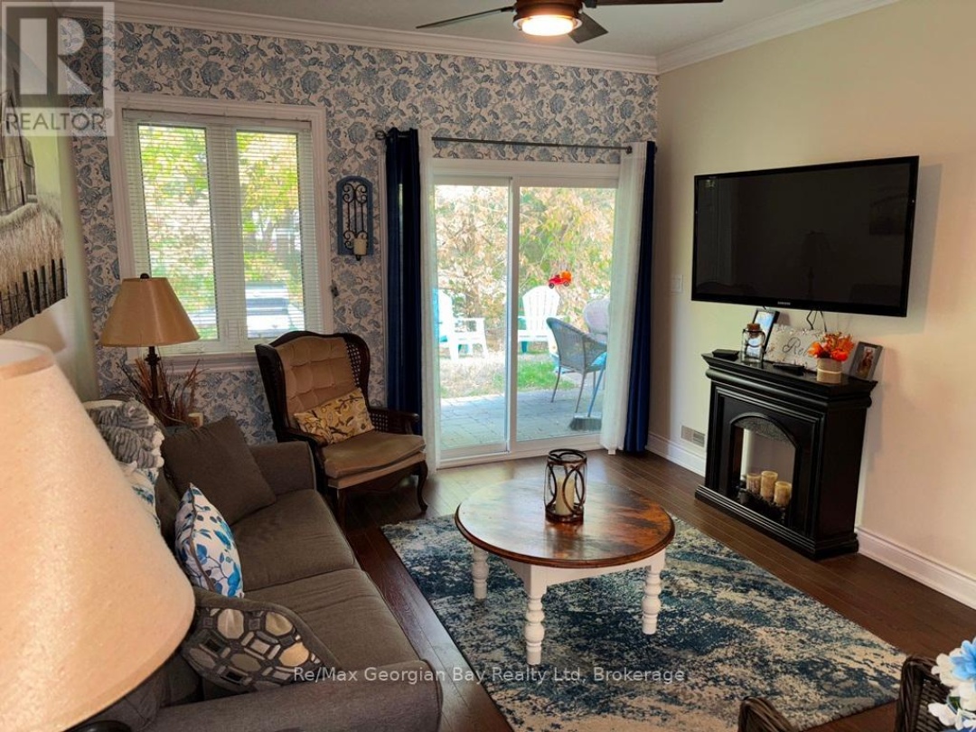 10 MAPLE COURT, 