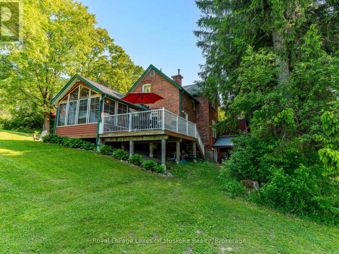 229 FRASERBURG ROAD, Bracebridge (Macaulay)