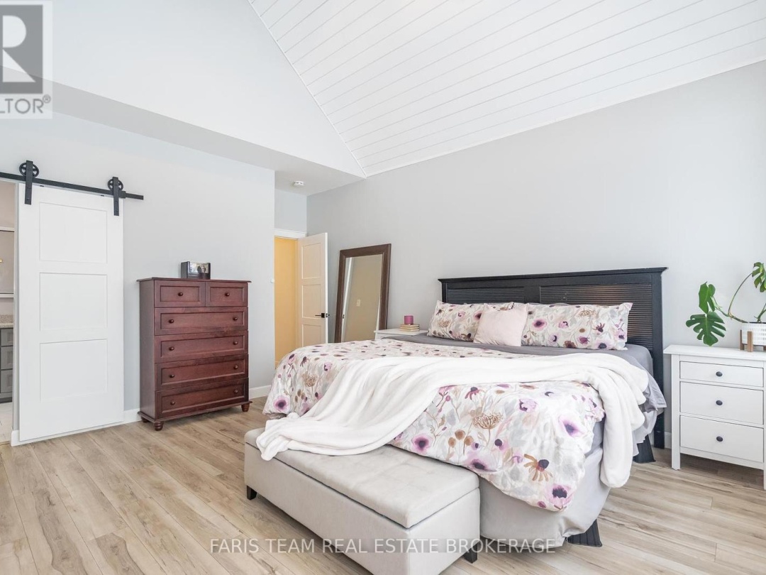 32 LEISURE COURT, 