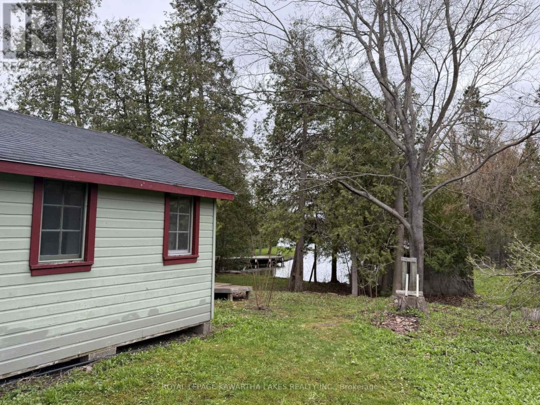 8 STURGEON GLEN ROAD, Sturgeon Lake