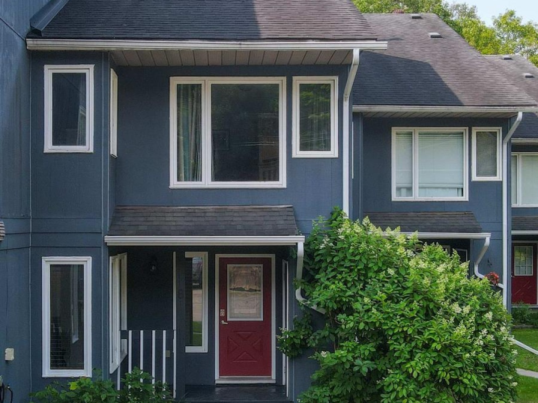 8 - 1561 HIDDEN VALLEY ROAD, 