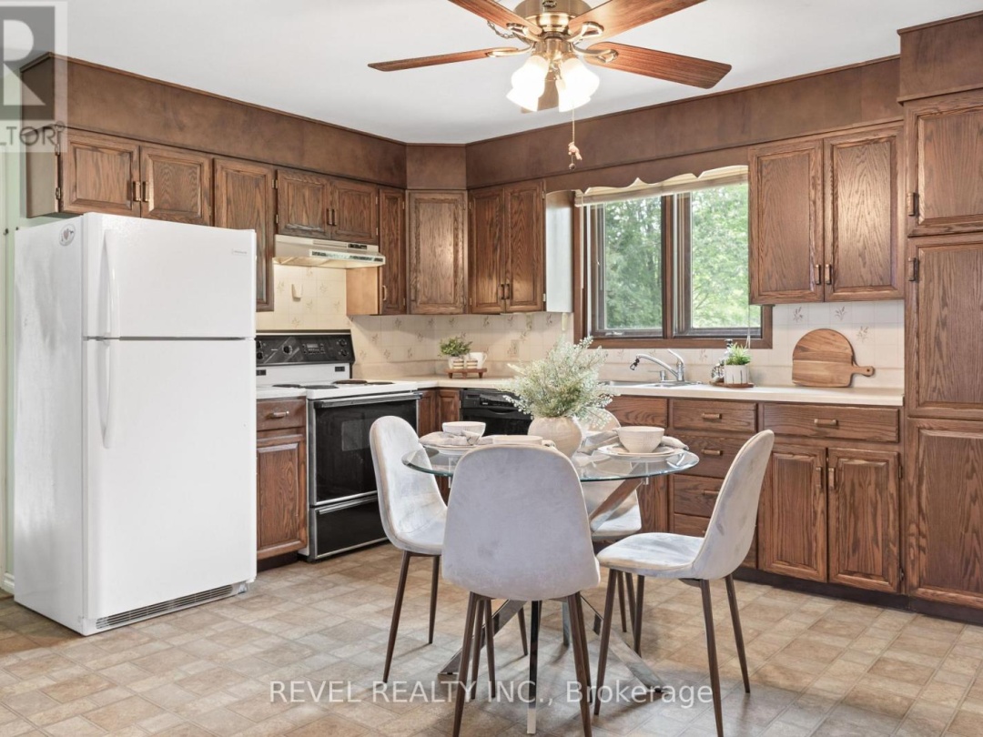 126 PINEWOOD BOULEVARD, Canal Lake