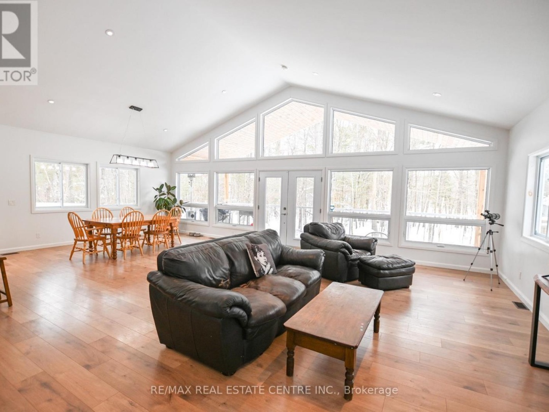 1033 NORTH SHORE DRIVE, Hoc Roc River