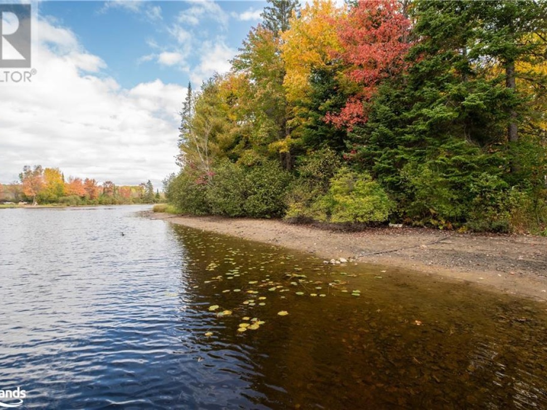 470 Markles Road, Muskoka River