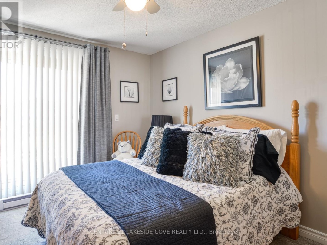 UNIT 4 - 4 PARADISE BOULEVARD, Lake Simcoe
