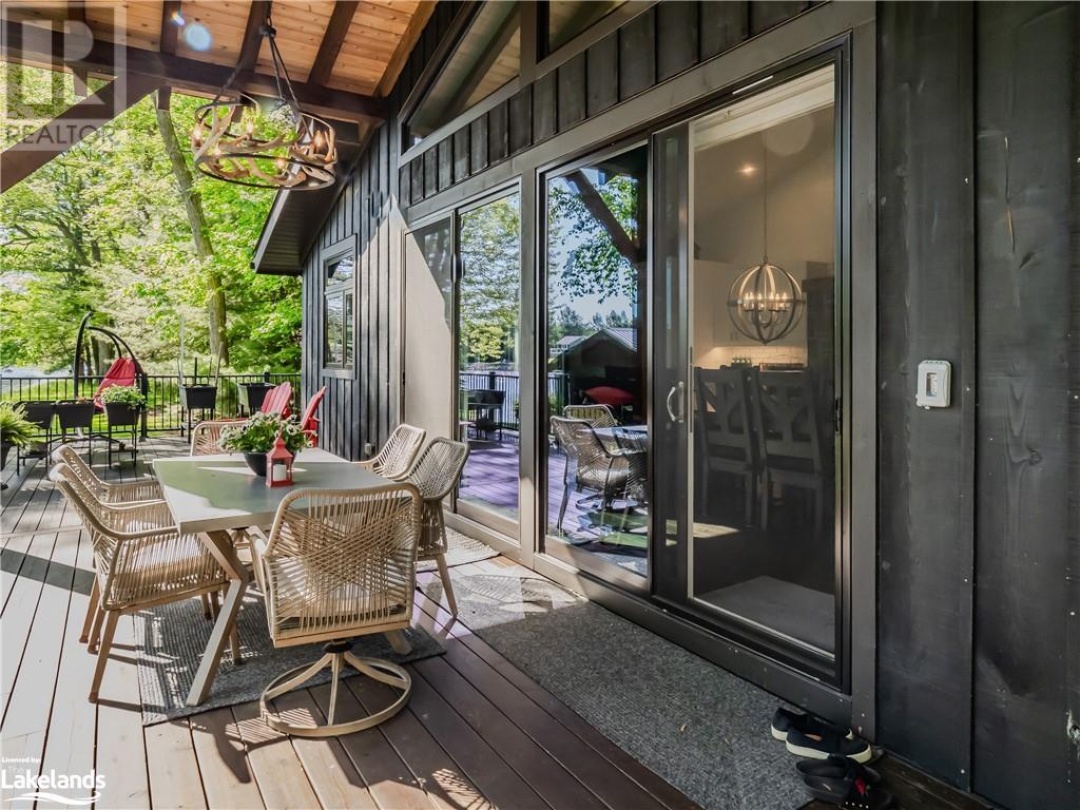 1045 Maplewood Road E, Muskoka River