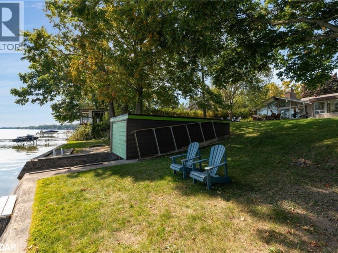 18 MAPLE Drive, 
