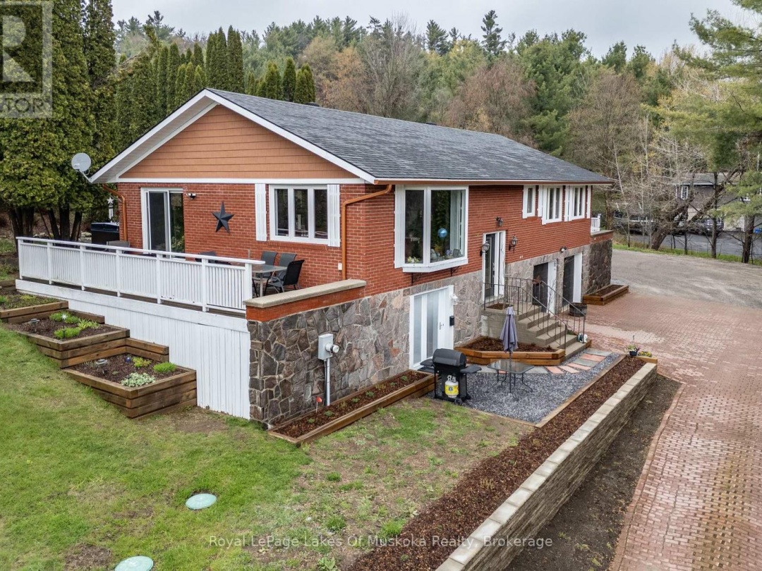 183 SANTAS VILLAGE ROAD, Muskoka River