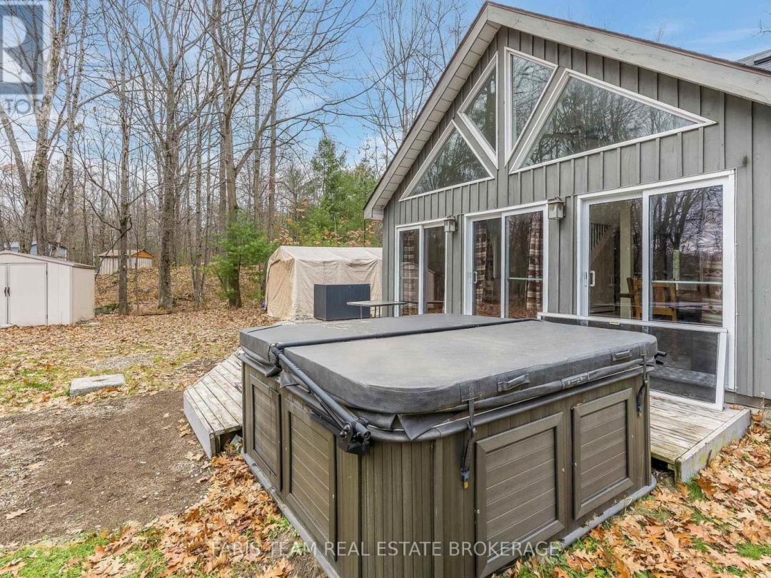 7516 ISLAND CRESCENT, Black River