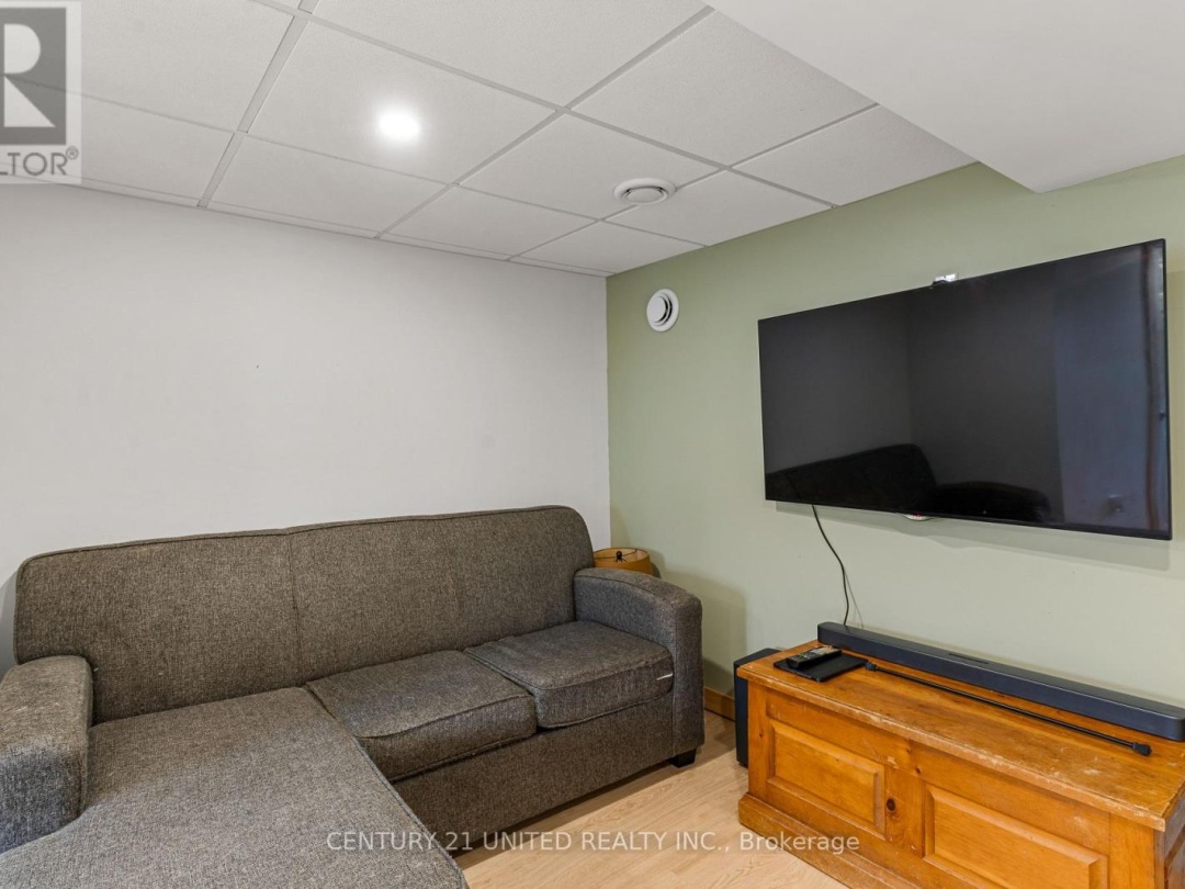 1001 ENGLISH CIRCLE, Tamarack Lake
