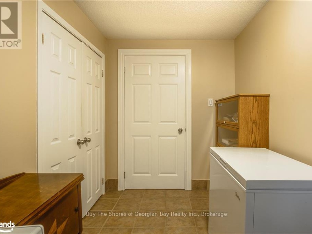 2512 HONEY HARBOUR ROAD, 