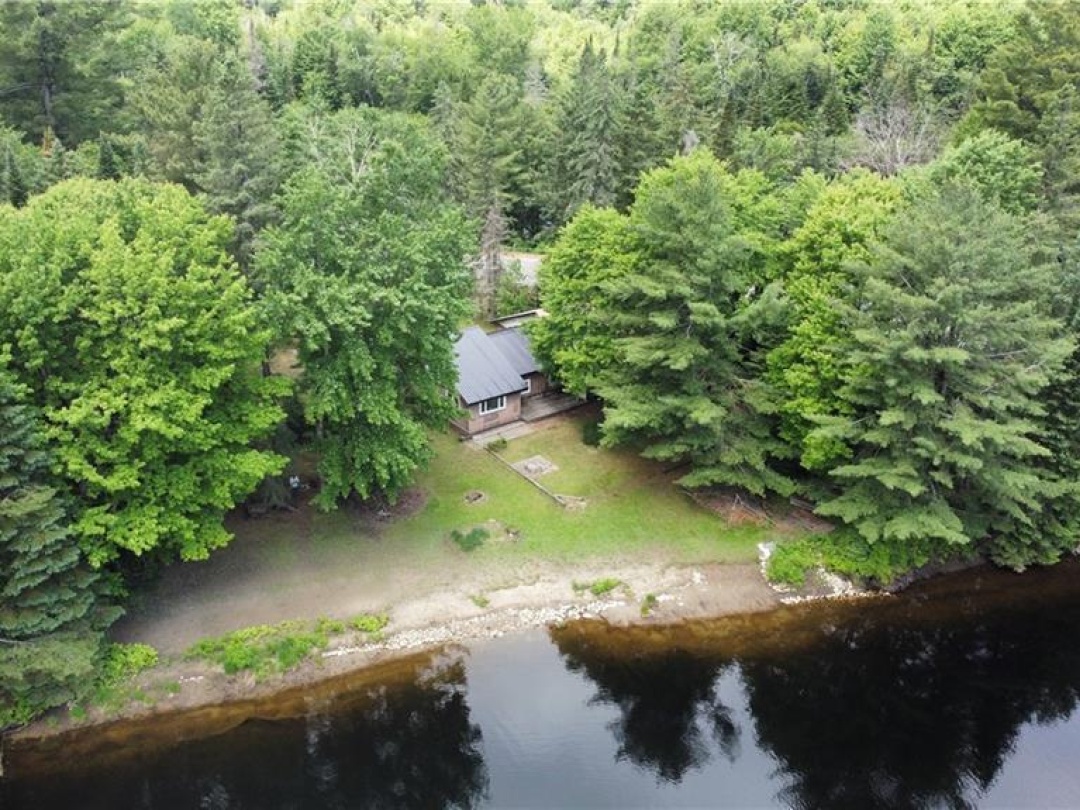 2424 Fraserburg Road, Muskoka River