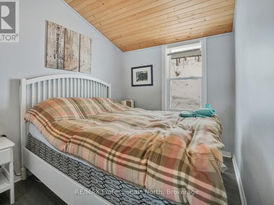 1027 DOW TRAIL, Haliburton Lake