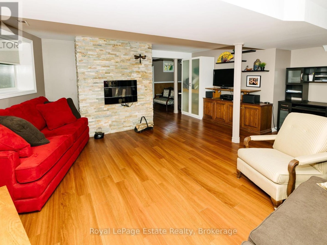 1157 BETWEEN LAKES TRAIL, 
