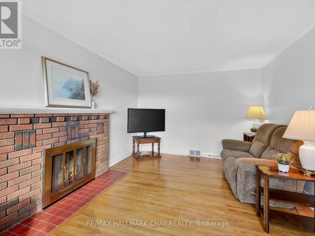 18 NORTH STREET E, 