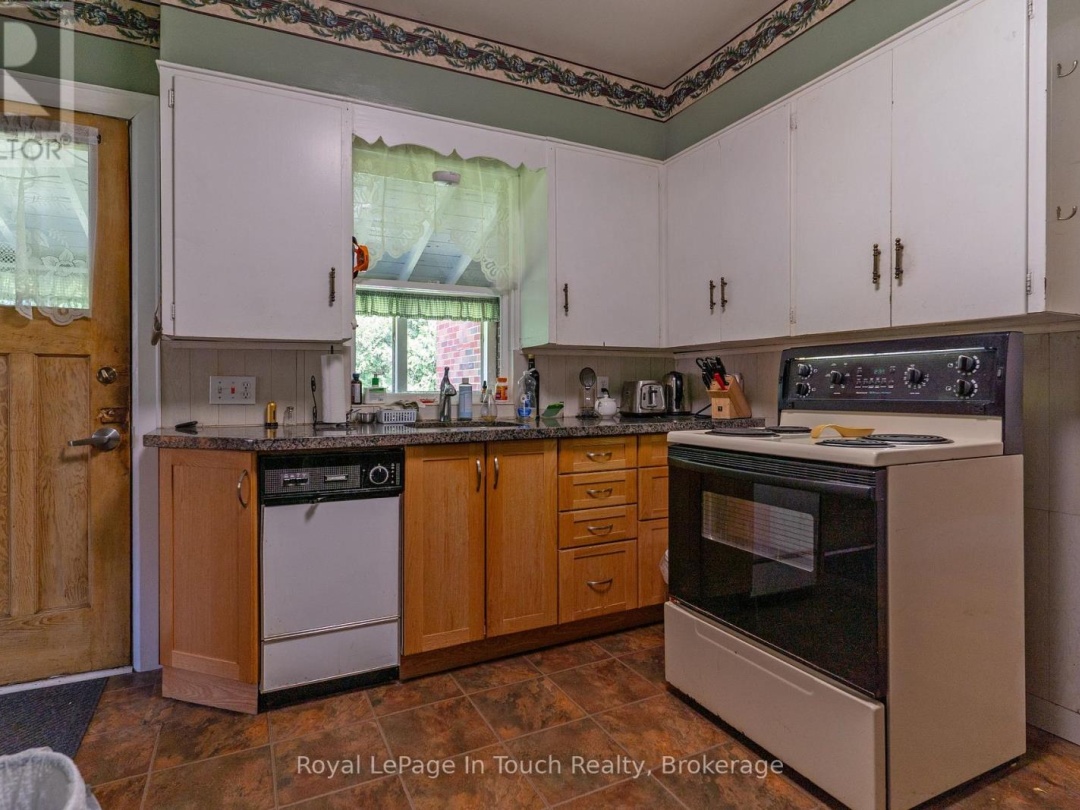2596 HONEY HARBOUR ROAD, 