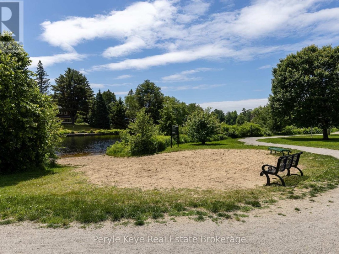 16 LEEDS COURT, Muskoka River