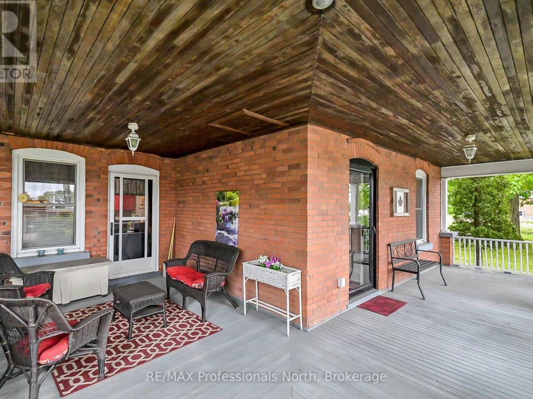 133 MAIN STREET W, 