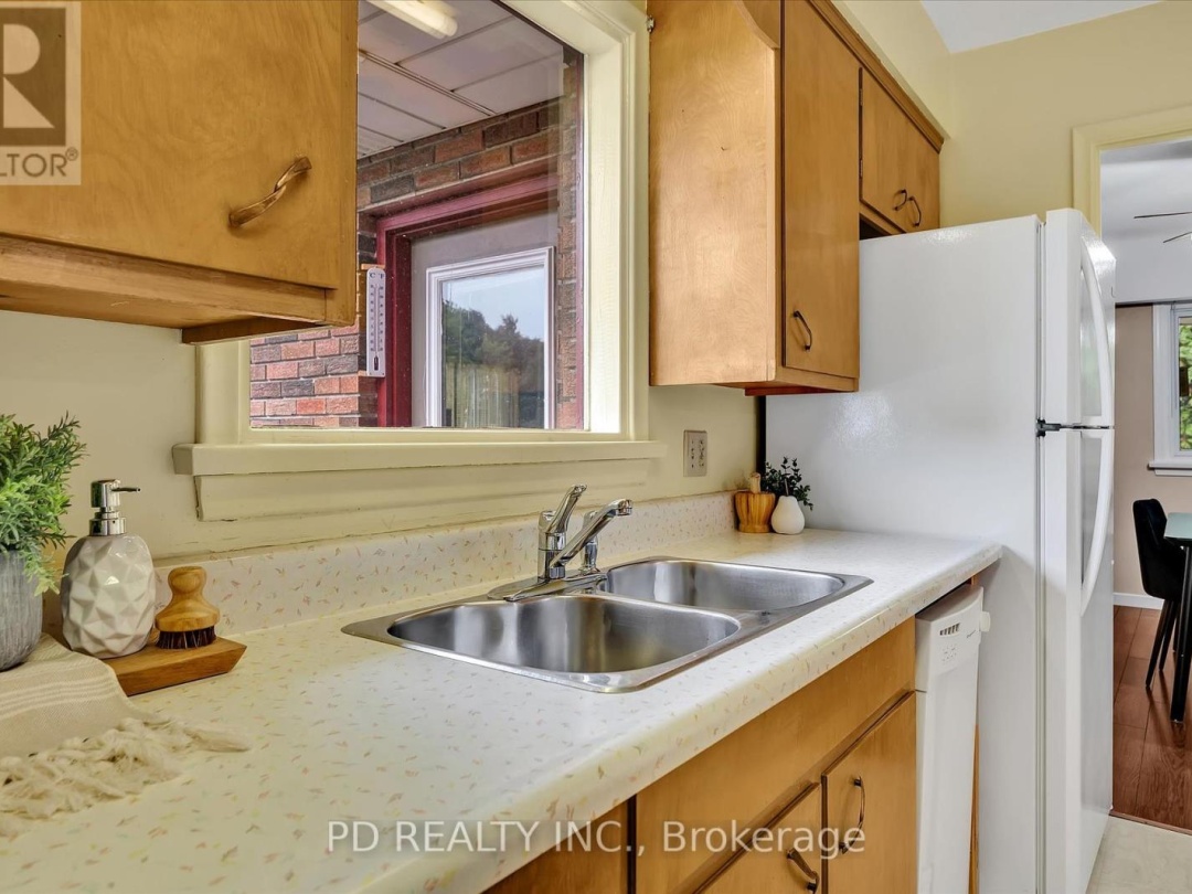 28 BOND STREET E, 