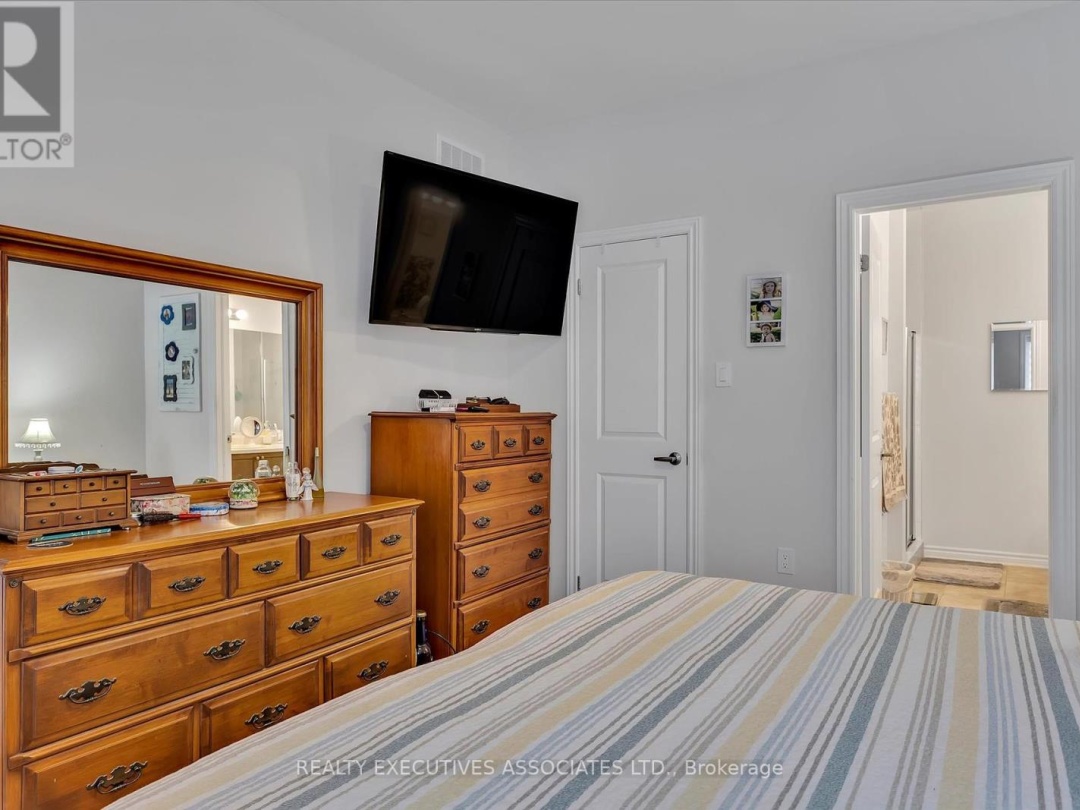 36 - 17 LAKEWOOD CRESCENT, 
