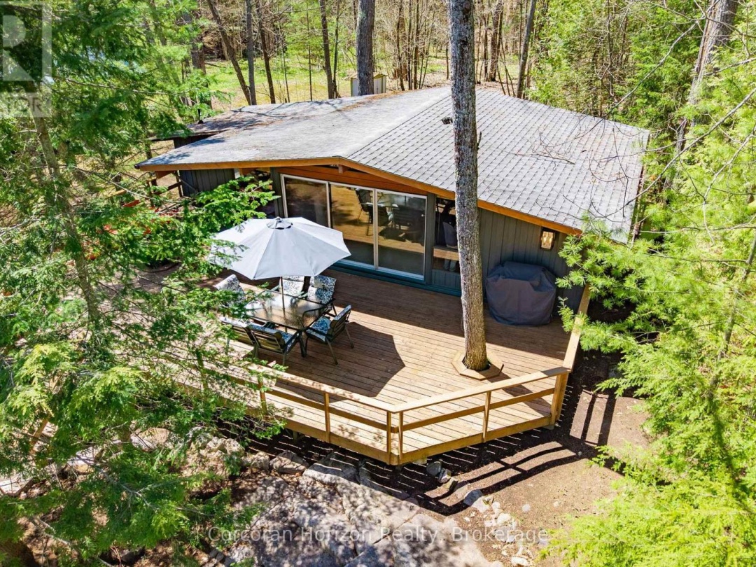 462 ISLAND 90 ISLAND, Six Mile Lake
