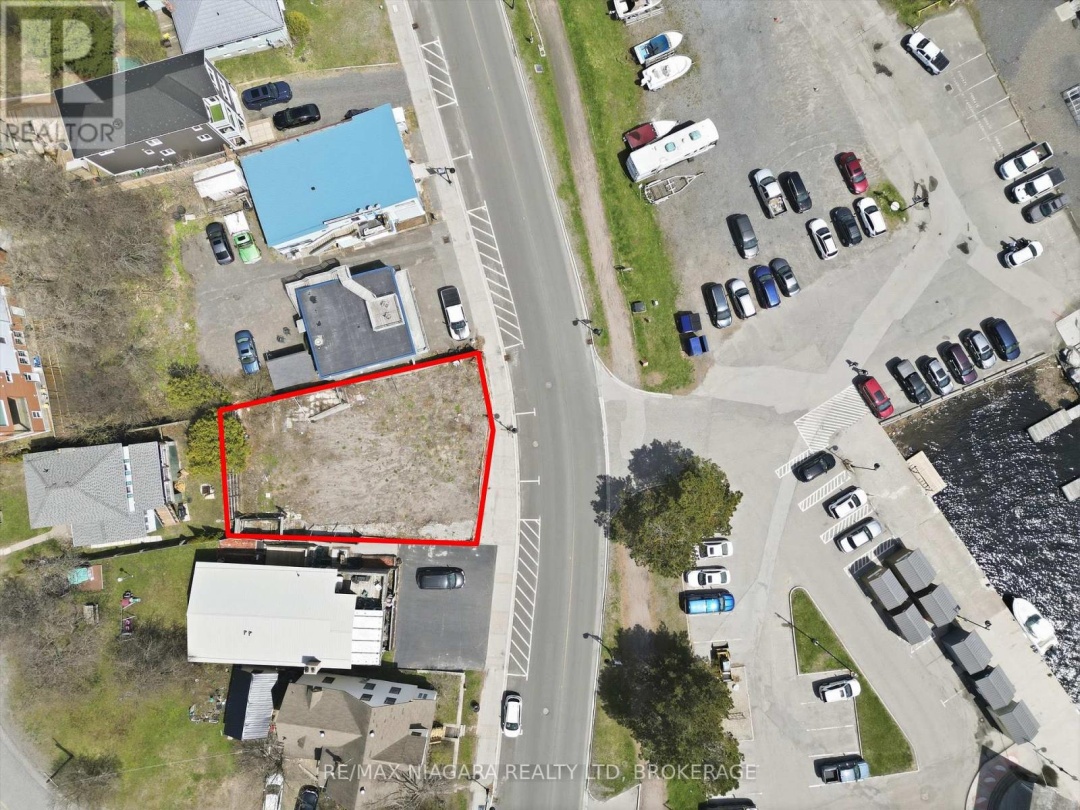 22 BAY STREET, Parry Sound