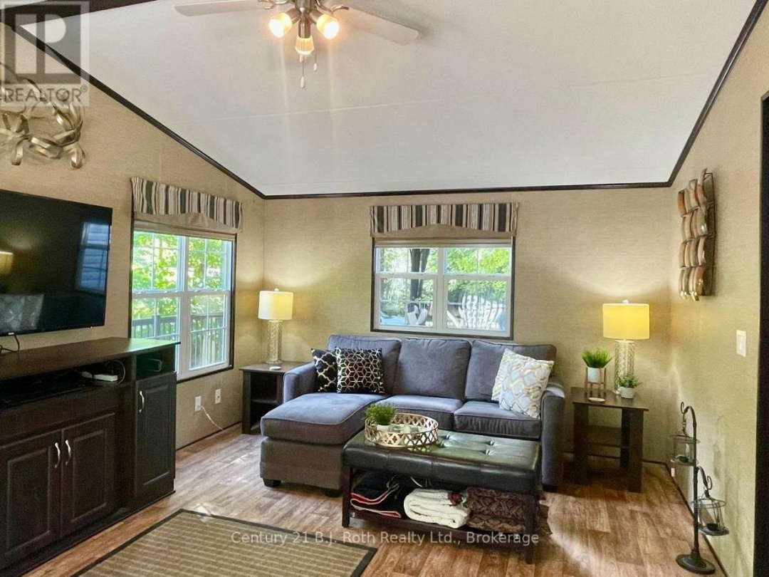 439 SPRINGWATER CRESCENT, Bonnie Lake